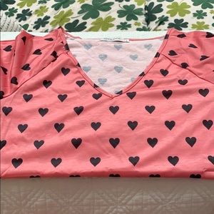 pink V-neck T-shirt with hearts folded sleeve